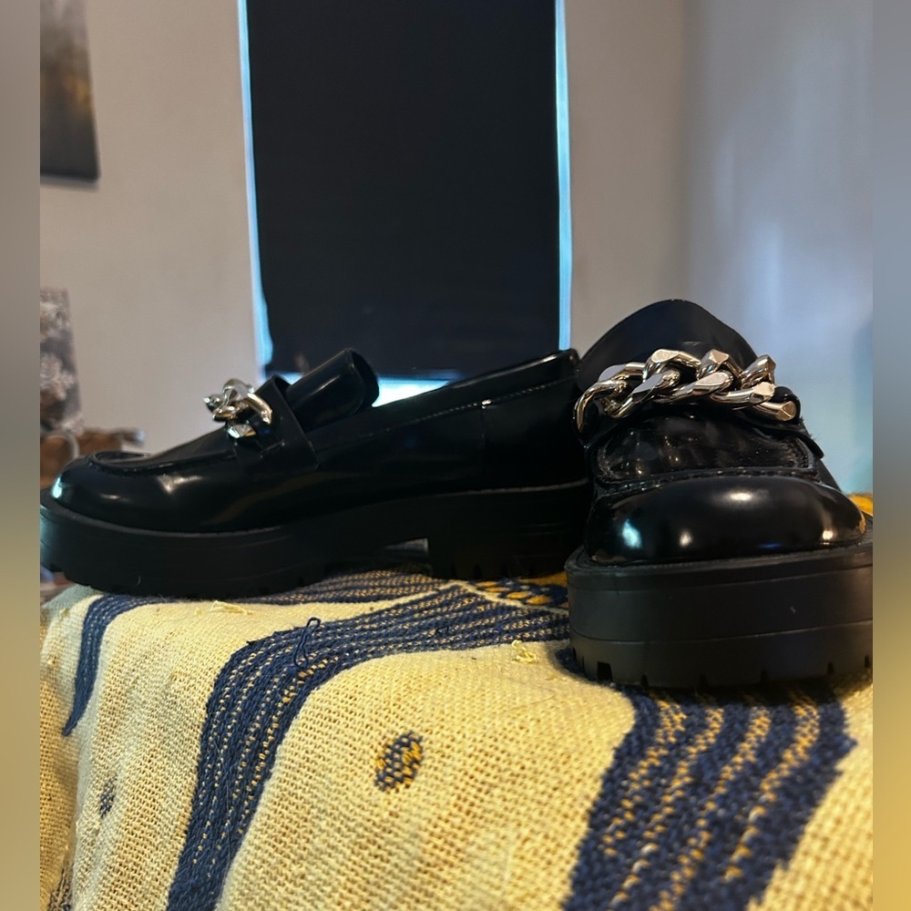 Zara Glossy Black Faux Patent Leather Loafers Gold Chain Lug Sole Size 7.5 (38) - Picture 3 of 7